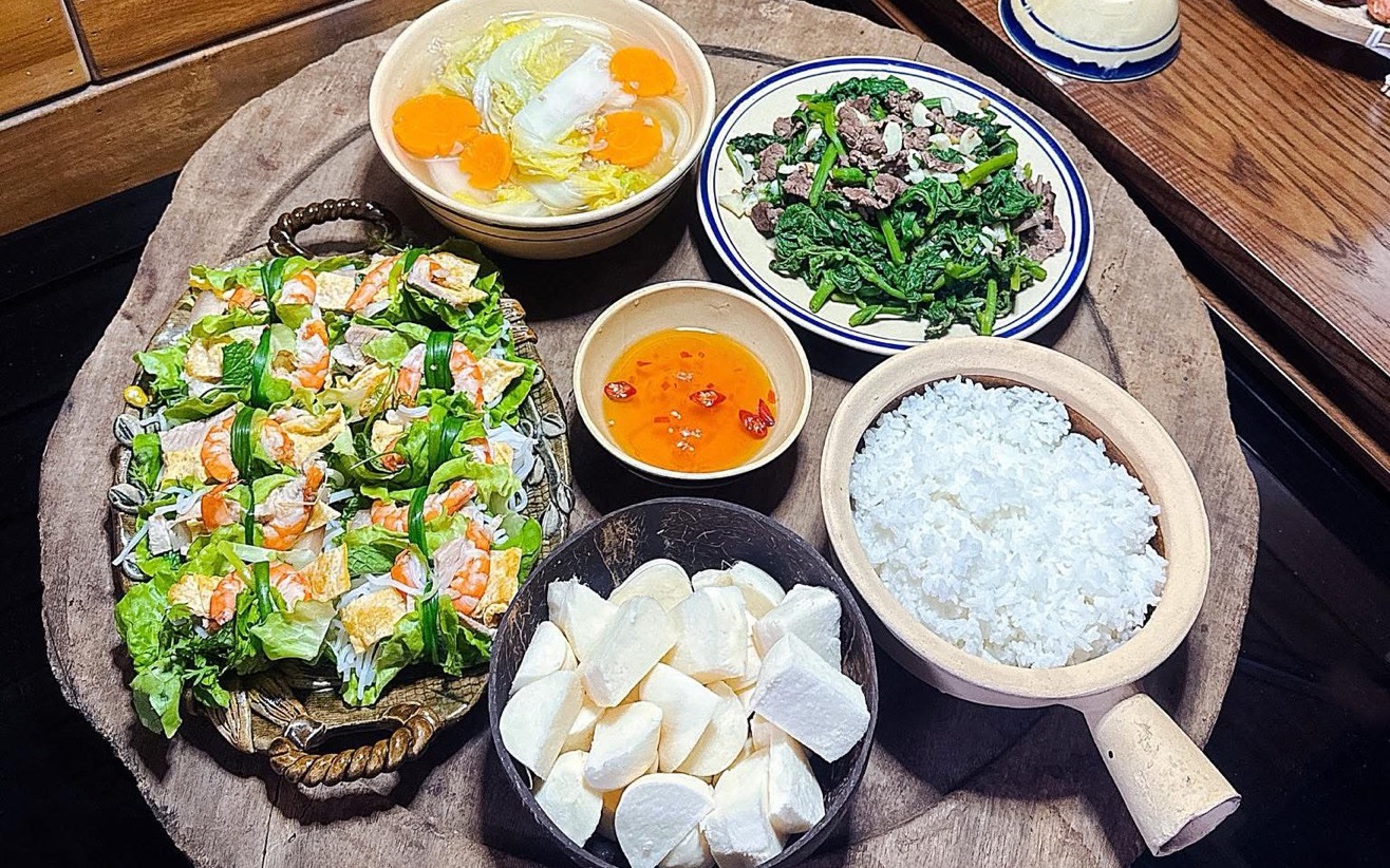 Mâm Cơm Ngày NắngMâm Cơm Ngày Nắng